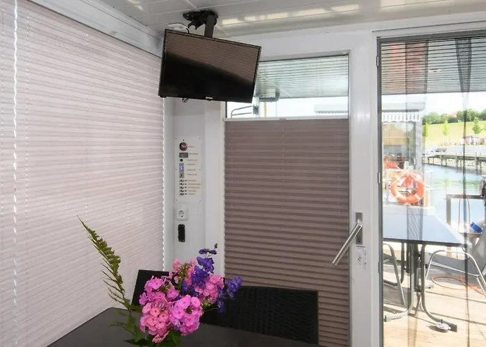 Seehausboot/geiseltalsee Inkl. 2 Sups Und Kanu Ботель *